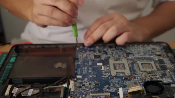 Nahaufnahme Eines Technikers Der Versucht Einen Kaputten Laptop Reparieren Computerreparaturen — Stockvideo