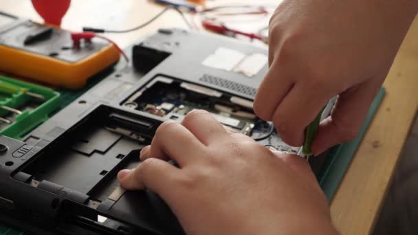 Nahaufnahme Eines Technikers Der Versucht Einen Kaputten Laptop Reparieren Computerreparaturen — Stockvideo