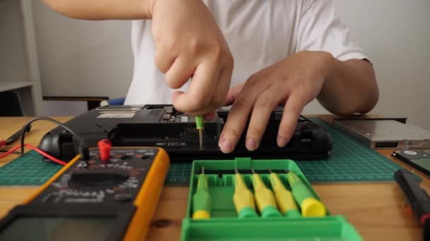 Nahaufnahme Eines Technikers Der Versucht Einen Kaputten Laptop Reparieren Computerreparaturen — Stockvideo