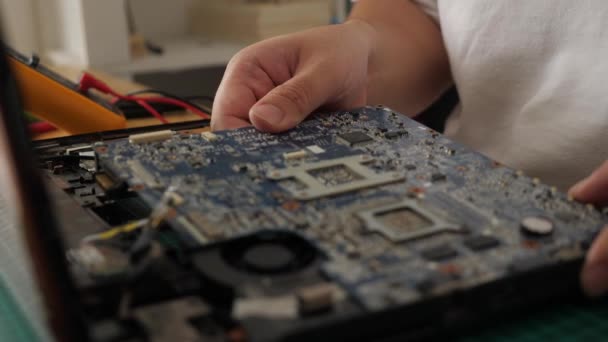 Close Engenheiro Técnico Tentando Reparar Laptop Quebrado Reparação Computadores Conceito — Vídeo de Stock