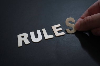 Ahşap, yaşam ve iş motivasyon konsepti üzerine yazılmış kurallar, metin sözcükleri tipografi
