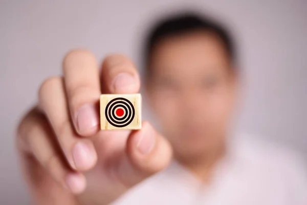 Ανώνυμο Πρόσωπο Δείχνει Ξύλινο Μπλοκ Bullseye Στόχο Εικονίδιο Αυτό Έννοια — Φωτογραφία Αρχείου