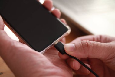 Akıllı telefona USB kablosu tak, şarj et veya cep telefonuna veri transferi yap, kapat