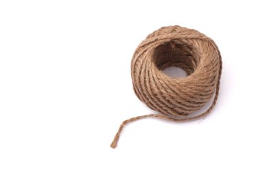 Beyaz arka planda izole edilmiş doğal keten iplikleri kapat