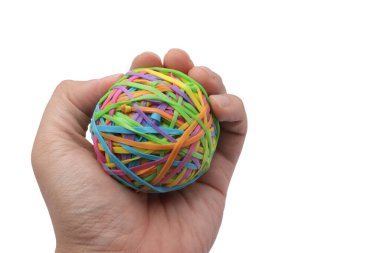 Elele tutuşan renkli çok renkli lastik top beyaz arka planda izole edilmiş.