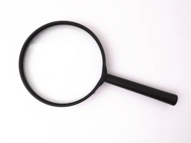 Siyah, basit büyüteç, beyaz arka planda izole edilmiş.