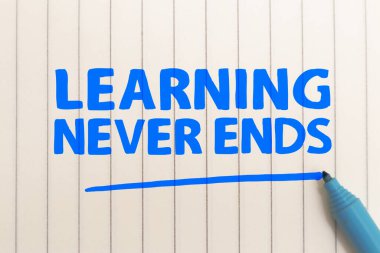 Öğrenme hiç bitmiyor, kağıda yazılmış metin yazıları, eğitim hayatı ve iş motivasyon konsepti