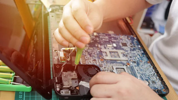 Close Engenheiro Técnico Tentando Reparar Laptop Quebrado Reparação Computadores Conceito — Fotografia de Stock