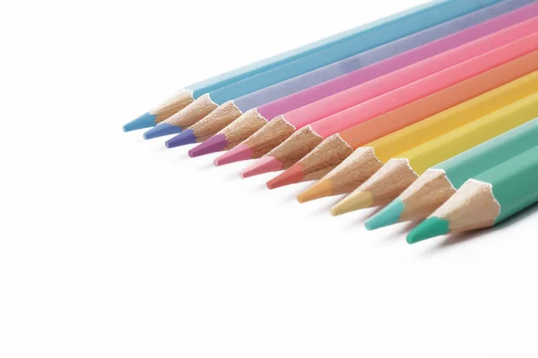 Zbliżenie Kolorowe Ołówki Sztuka Edukacja Szkolna Materiały Izolowane Białym Tle — Zdjęcie stockowe