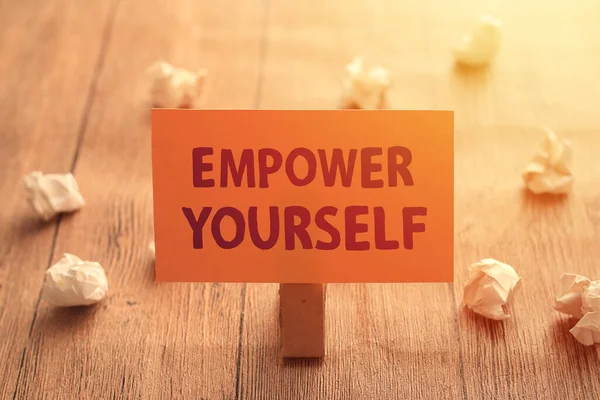 Empower Yourself Parole Testo Tipografia Scritta Carta Vita Successo Business — Foto Stock