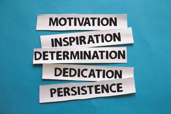 Motivazione Ispirazione Dedicazione Determinazione Persistenza Parole Testuali Tipografia Scritta Carta — Foto Stock