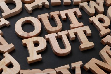 Çıktı, metin sözcükleri tipografisi siyah arkaplan, yaşam ve iş motivasyon kavramı üzerine ahşap harflerle yazılmış.