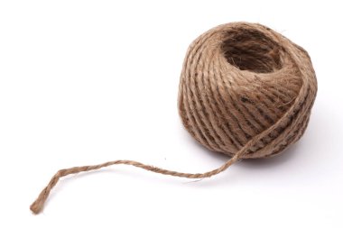 Beyaz arka planda izole edilmiş doğal keten iplikleri kapat