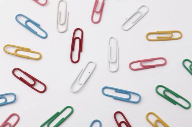 Renkli ataç ofis malzemeleri beyaz arka planda izole edildi