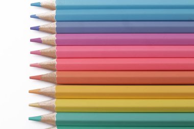 Beyaz arka planda izole edilmiş renkli renkli kalem sanat okulu malzemelerini kapatın.