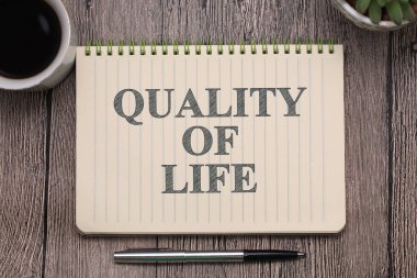 Yaşam kalitesi, kağıda yazılı metin yazıları, hayat ve iş motivasyonu ilham verici kavram