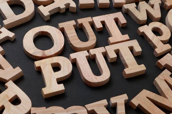 Çıktı, metin sözcükleri tipografisi siyah arkaplan, yaşam ve iş motivasyon kavramı üzerine ahşap harflerle yazılmış.