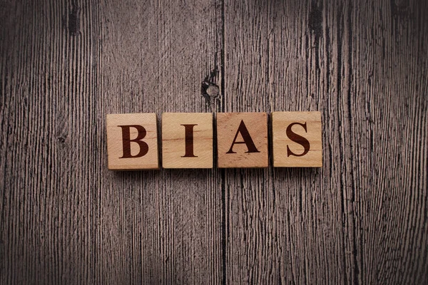 Tahta blok, yaşam ve iş motivasyon konsepti üzerine yazılmış önyargılar, metin yazıları