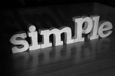 Basit, yazı tipi siyah arkaplan, hayat ve iş motivasyonu üzerine ahşap harflerle yazılmış ilham verici bir kavram.