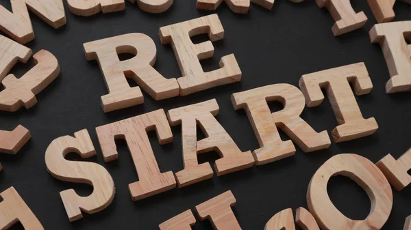 Opnieuw Opstarten Tekstwoorden Typografie Geschreven Met Houten Letter Zwarte Achtergrond — Stockfoto