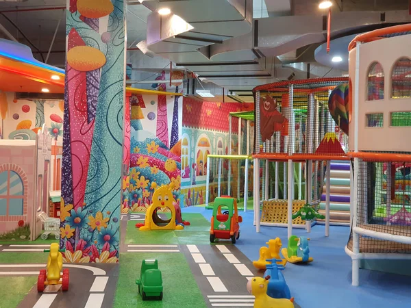 Coloridos Niños Vacíos Patio Interior Juguetes Jugando Arcada Arena — Foto de Stock