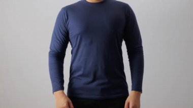 Boş uzun kollu gömlek şablon, ön görüş, Asyalı adam beyaz üzerine koyu lacivert tişört giyiyor. Yazdırma için Tee Design Mockup Sunumu