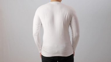 Boş uzun kollu tişört şablon, arka dikiz aynası, Asyalı adam beyaz tişört giyiyor. Yazdırma için Tee Design Mockup Sunumu