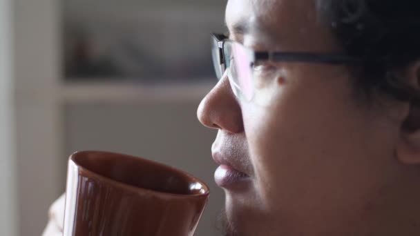 Aziatische Man Geniet Van Zijn Ochtendkoffie Terwijl Hij Mails Zijn — Stockvideo