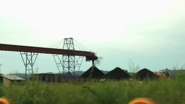 Coal loading equipment conveyor filling a ship with coal, moving view — Stock Video