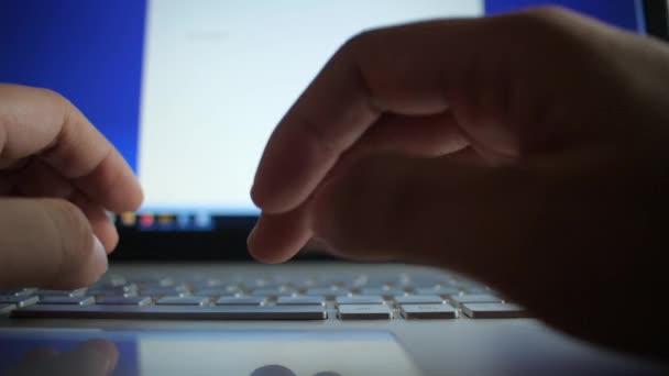 Zbliżenie Osoby Ręcznie Wpisując Klawiaturze Laptopa Autor Pisania Komputerze Biznesmen — Wideo stockowe