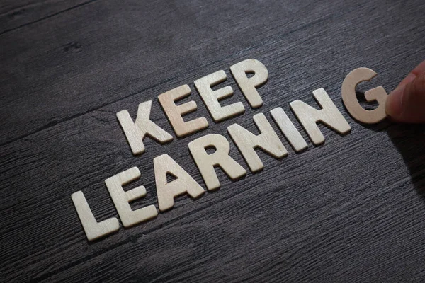 Keep Learning Parole Testo Tipografia Scritta Con Lettera Legno Sfondo — Foto Stock