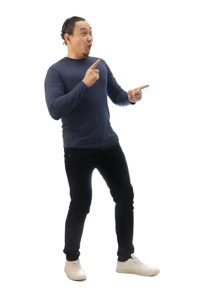 Hombre Con Camisa Azul Casual Denim Negro Zapatos Blancos Sonriendo — Foto de Stock