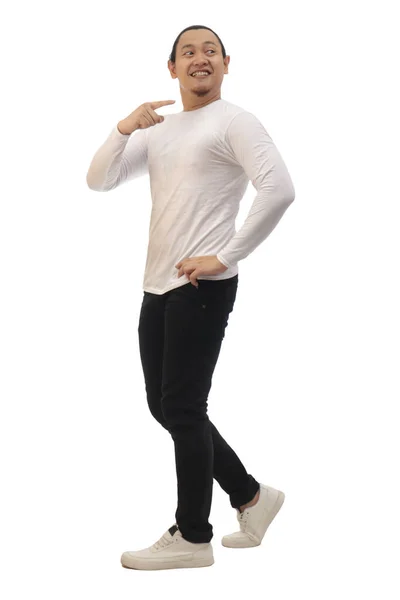 Hombre Con Camisa Casual Vaquero Negro Zapatos Blancos Sonriendo Señalando —  Fotos de Stock