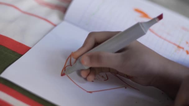 Маленька Азійська Дівчинка Яка Вчиться Бавитися Малює Кольоровими Маркерами Книжках — стокове відео