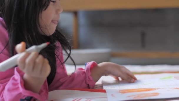 Sød Lille Børnehaveklasse Asiatisk Pige Læring Ved Skuespil Tegning Med – Stock-video