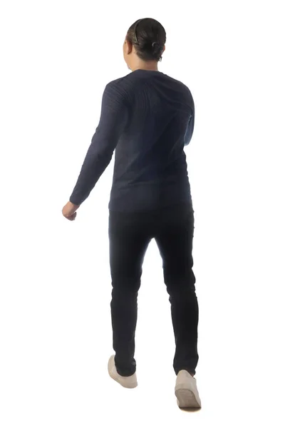 カジュアルなダークブルーのシャツ黒デニムと白の靴を着て男のリアビューは 前方に歩いて 自信を持って移動します 完全な体の肖像画孤立カット — ストック写真