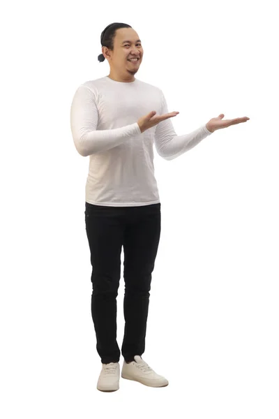 Мужчина Обычной Белой Рубашке Черных Джинсах Белых Туфлях Улыбающийся Указывающий — стоковое фото