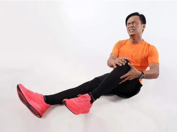 Muž Asijské Běžec Bolestí Dolních Končetin Zkroucené Koleno Bolesti Kloubů — Stock fotografie