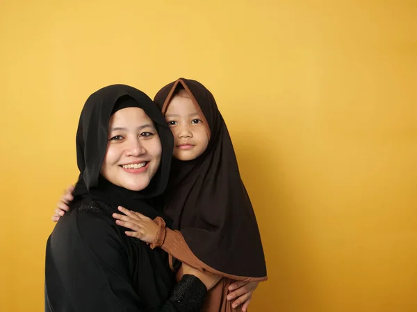 Glad Leende Muslimsk Mor Och Liten Dotter Bär Hijab Tittar — Stockfoto