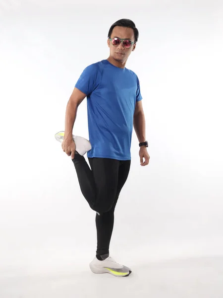 Asijský Běžec Zahřívá Při Přípravě Těla Před Cvičením Natáhnout Sval — Stock fotografie
