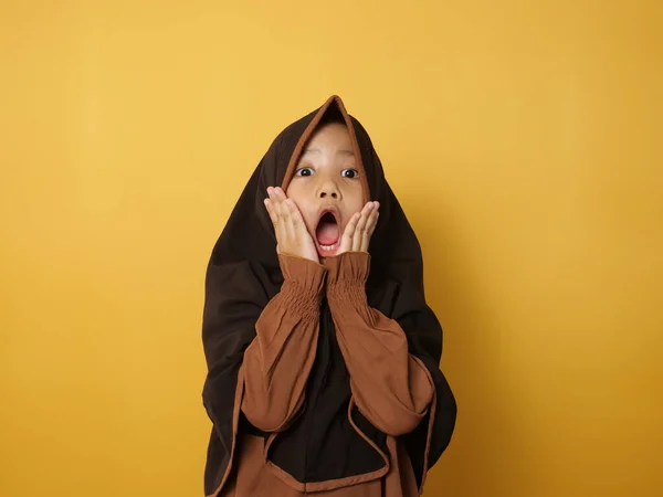 Divertido Lindo Asiático Musulmán Niña Usando Hijab Parecía Sorprendido Expresión — Foto de Stock