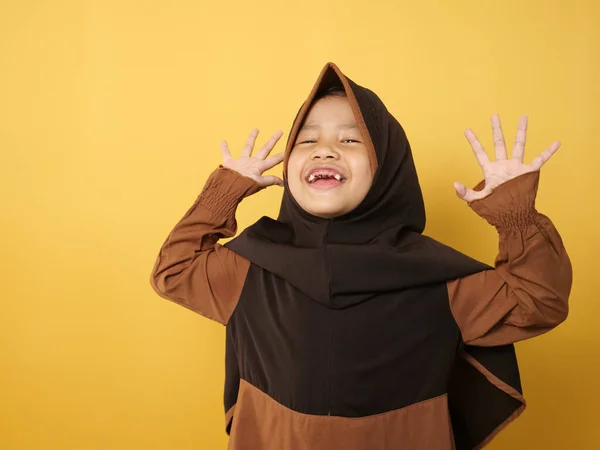 Komik Sevimli Asyalı Müslüman Tesettürlü Küçük Kız Mutlu Gülüyordu Sarı — Stok fotoğraf