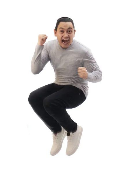 灰色のシャツの黒いデニムと白い靴を身に着けているアジアの男は 勝利を祝う叫びながらジャンプし ジェスチャーを獲得した 完全な体の肖像画孤立カット — ストック写真