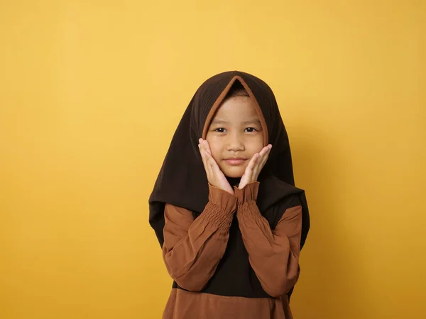 Divertido Lindo Asiático Musulmán Niña Usando Hijab Mirando Cámara Sonriendo —  Fotos de Stock