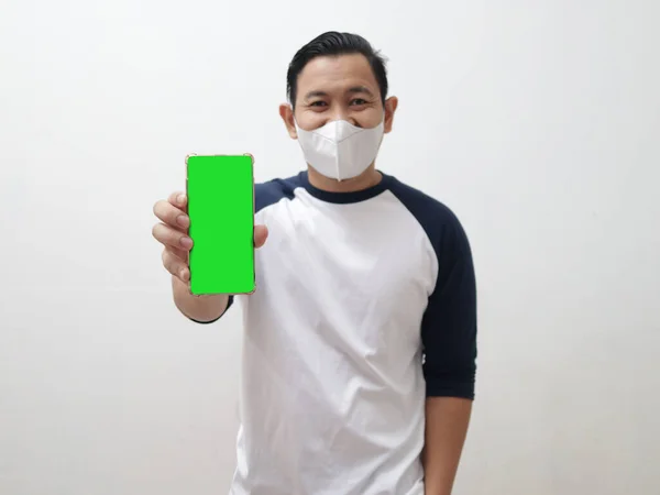 Hombre Asiático Con Máscara Protectora Muestra Pantalla Verde Blanco Vacía — Foto de Stock