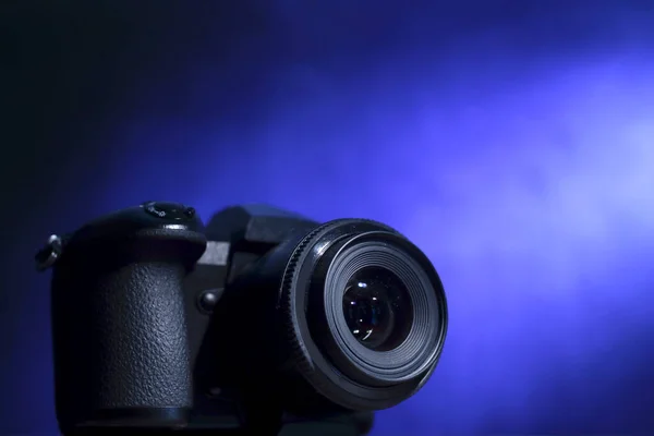 Câmera Com Lente Fixa Anexada Sob Luz Sobre Fundo Azul — Fotografia de Stock