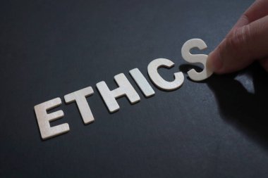 Ahlak, yazı, tipografi ahşap, hayat ve iş motivasyon konsepti üzerine yazılmış.