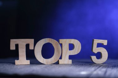 İlk 5 Liste, iş motivasyonu ilham verici alıntılar konsepti, ışığın altında mavi arkaplan ile yazı tahtasından harfler. 