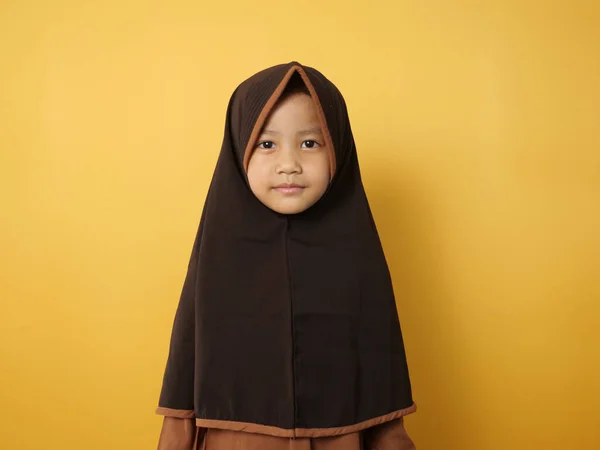 Komik Asyalı Müslüman Kız Tesettürlü Kameraya Bakıyor Gülümsüyor Sarı Arka — Stok fotoğraf