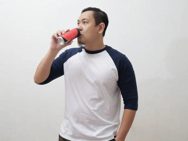 Asiático Hombre Beber Refresco Refresco Rojo Lata — Foto de Stock